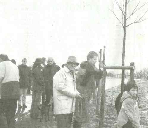 Oliver Danne und Klaus Papius (vorn) und andere Mitglieder der Bürgerinitiative beim Baumpflanzen im Mühlenbachtal.
