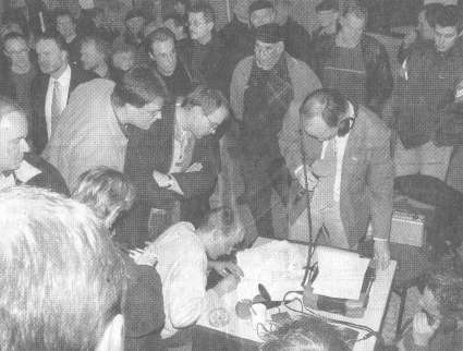 Gespannt verfolgten die Bürger am Wahlabend im Rathaus den Eingang der Ergebnisse aus den 14 Wahllokalen.