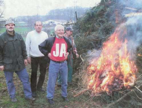Klaus Heigis, der "Meister am Feuer", zündete mit einem Streichholz das 1. offizielle Osterfeuer der Bürgerinitiative "Stoppt den Landschaftsfraß" an. Foto: Blond